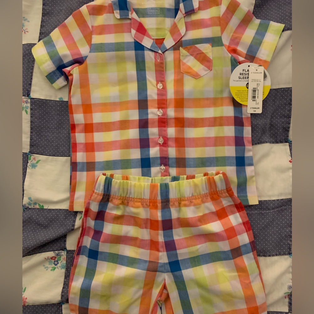 3T Multi-Color sleep set. Includes a pair of shorts and cute shirt with a pocket